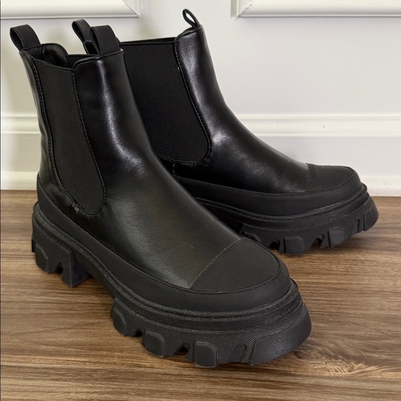 Portland Boot Company Woman's 7 Black Double Tab Chelsea Chunky Lug Sole - Picture 1 of 7